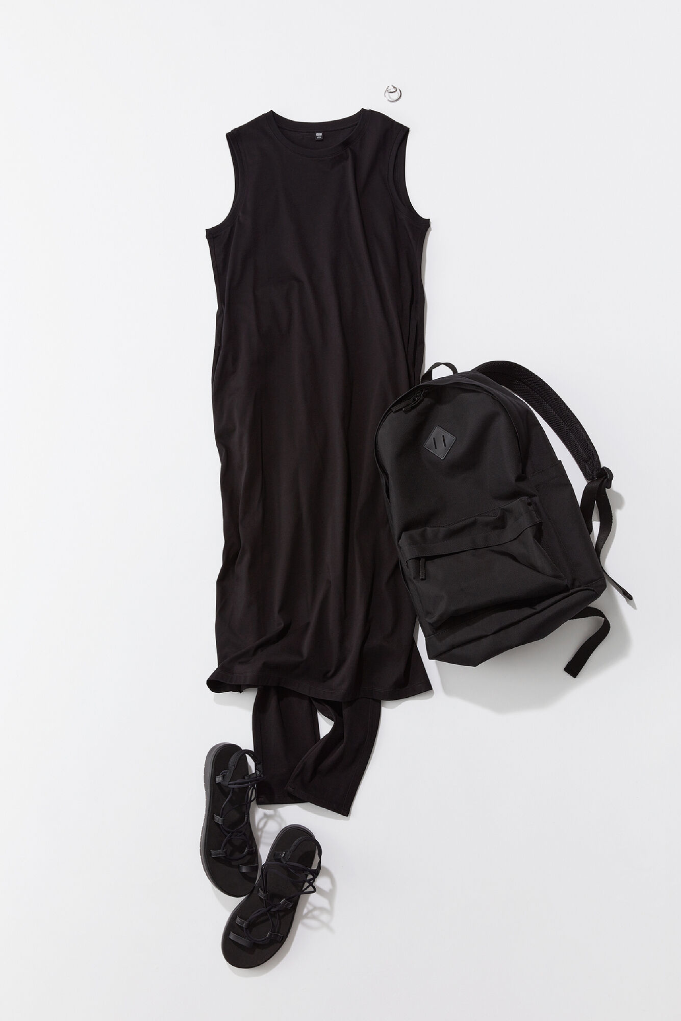 黒のマーセライズコットンスリットワンピースにウルトラストレッチハイライズレギンスパンツを合わせたコーデ