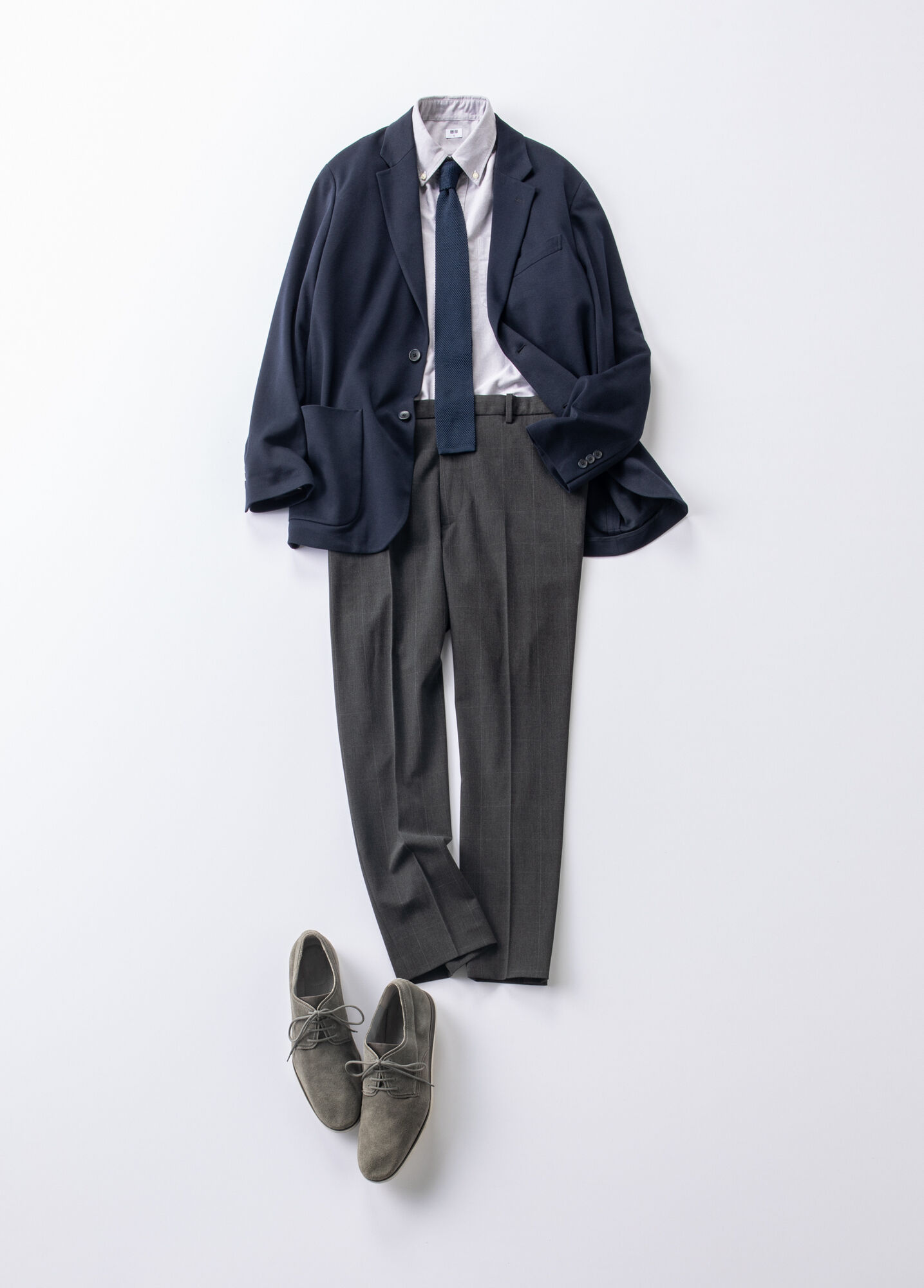 30代メンズにはジャージー素材のジャケットにシャツとネクタイ、チェック柄のパンツを合わせたコーデ