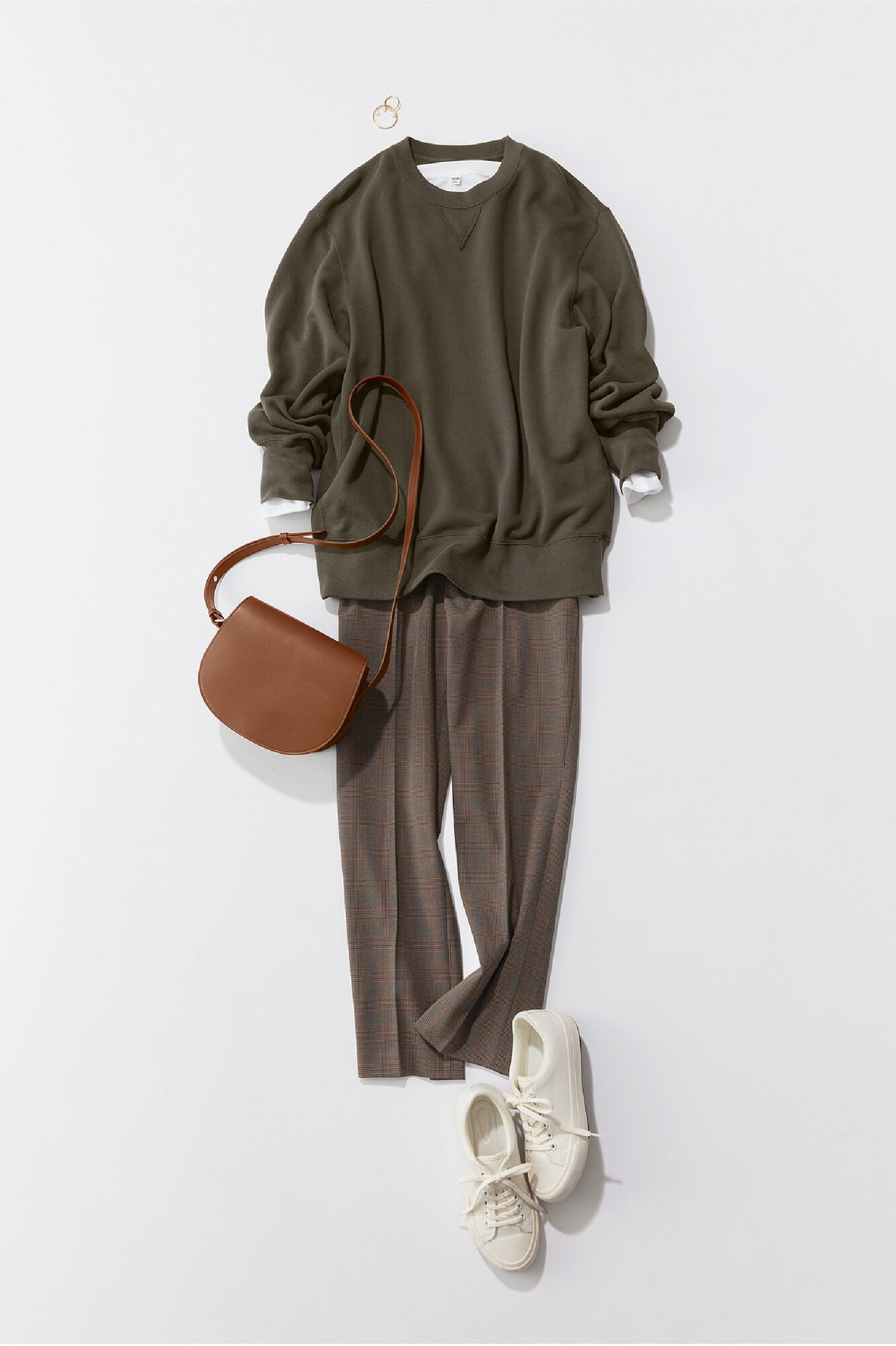 カーキのスウェットシャツとブラウンのスマートアンクルパンツを使ったコーディネート