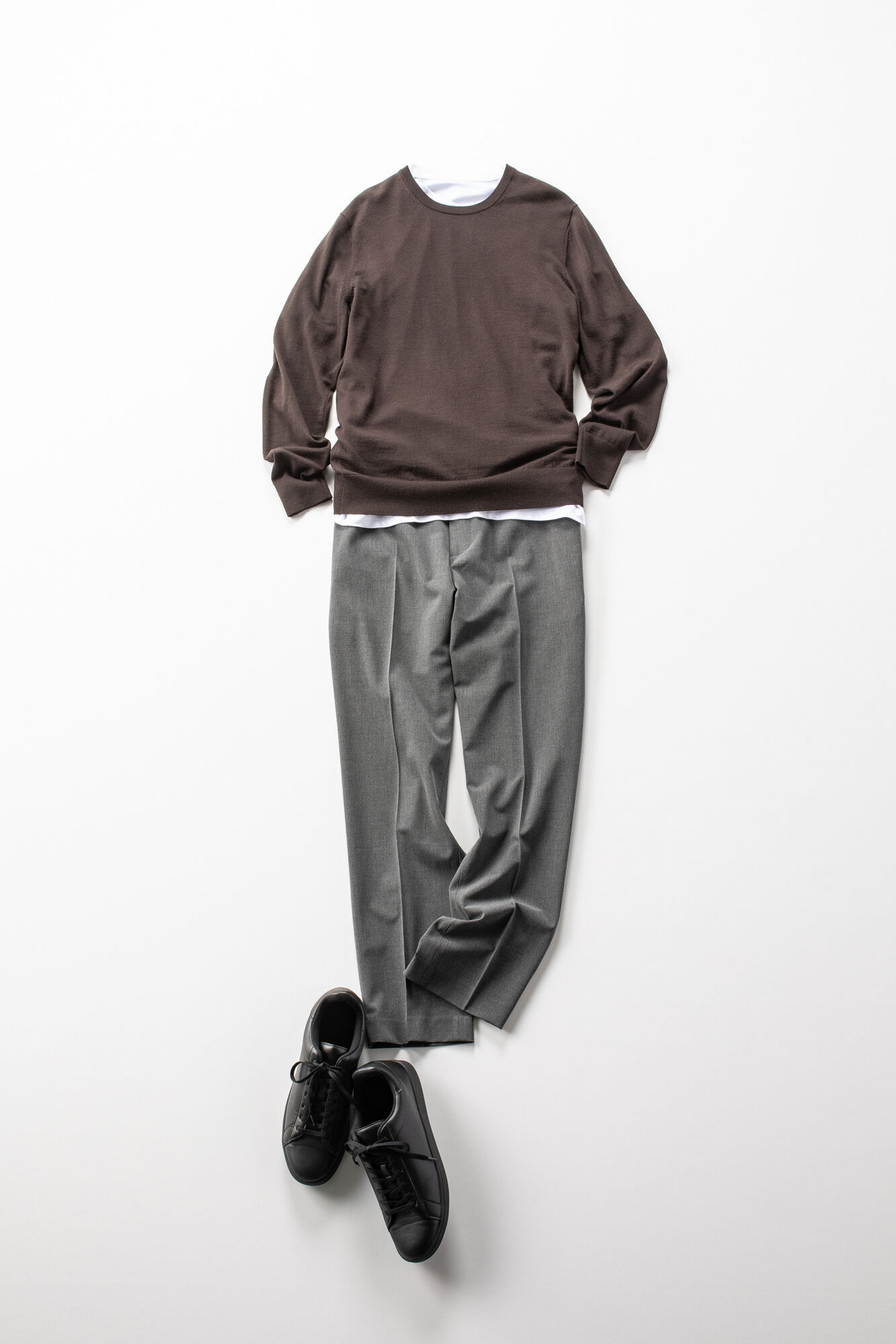 シンプルなニットにTシャツをレイヤード、キレイ目な印象のアンクルパンツを合わせた大人カジュアルなメンズコーデ