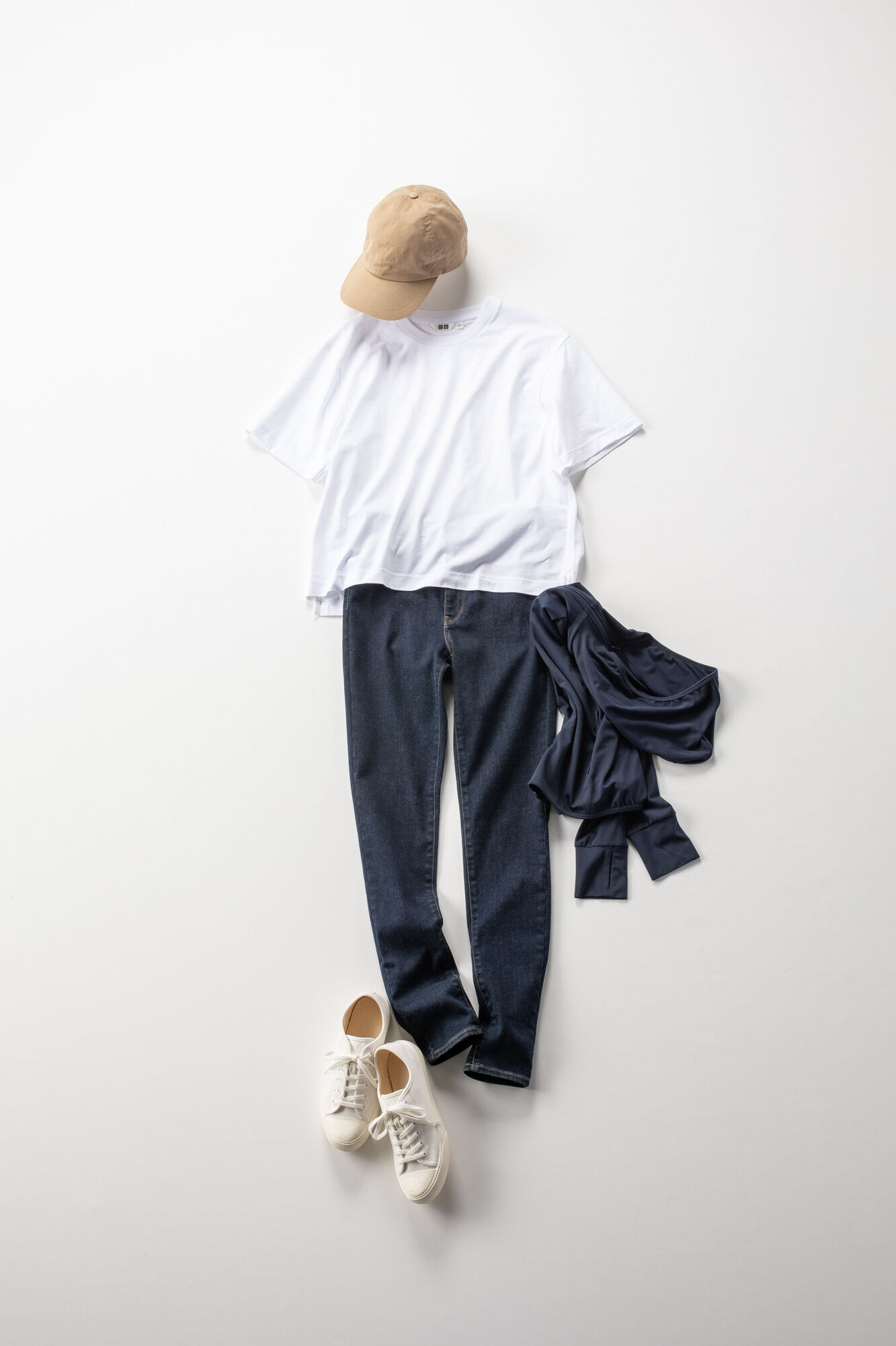 UVカットパーカーとTシャツ、ジーンズを使用したママの春の運動会コーデ