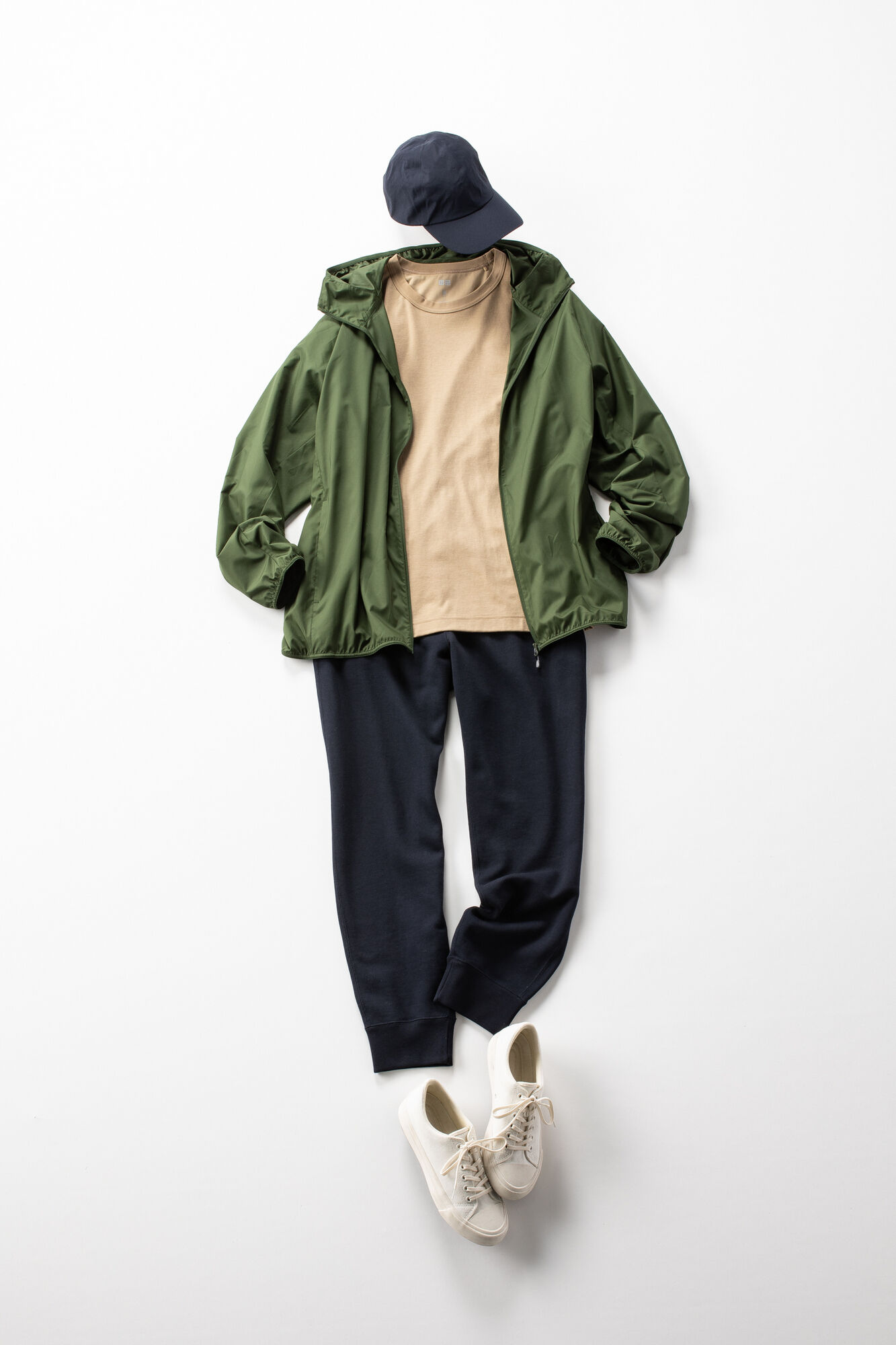 ポケッタブルパーカーとTシャツ、スウェットパンツを使用したパパの春の運動会コーデ