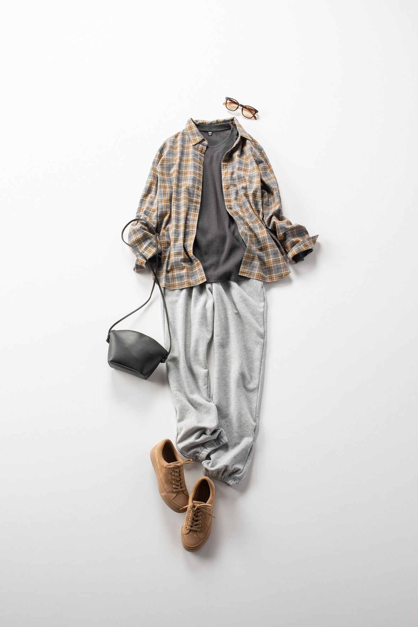 フランネルシャツとスウェットパンツで作るママの秋の運動会コーデ