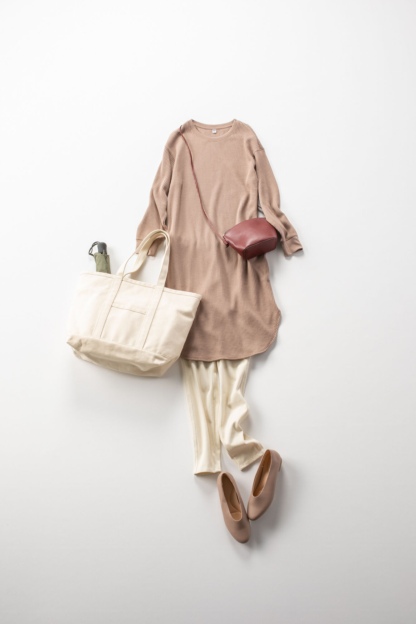 ワンピースにレギンスパンツをレイヤードしたマタニティコーデ