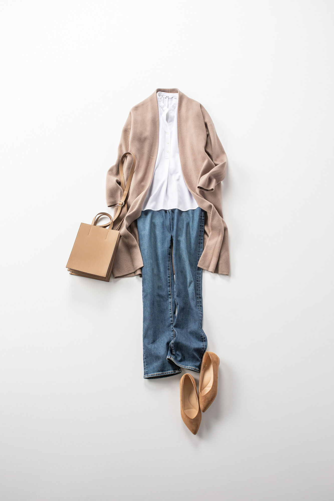 ニットカーデにブラウス、ジーンズにフラットパンプスのきれいめレディースコーデ