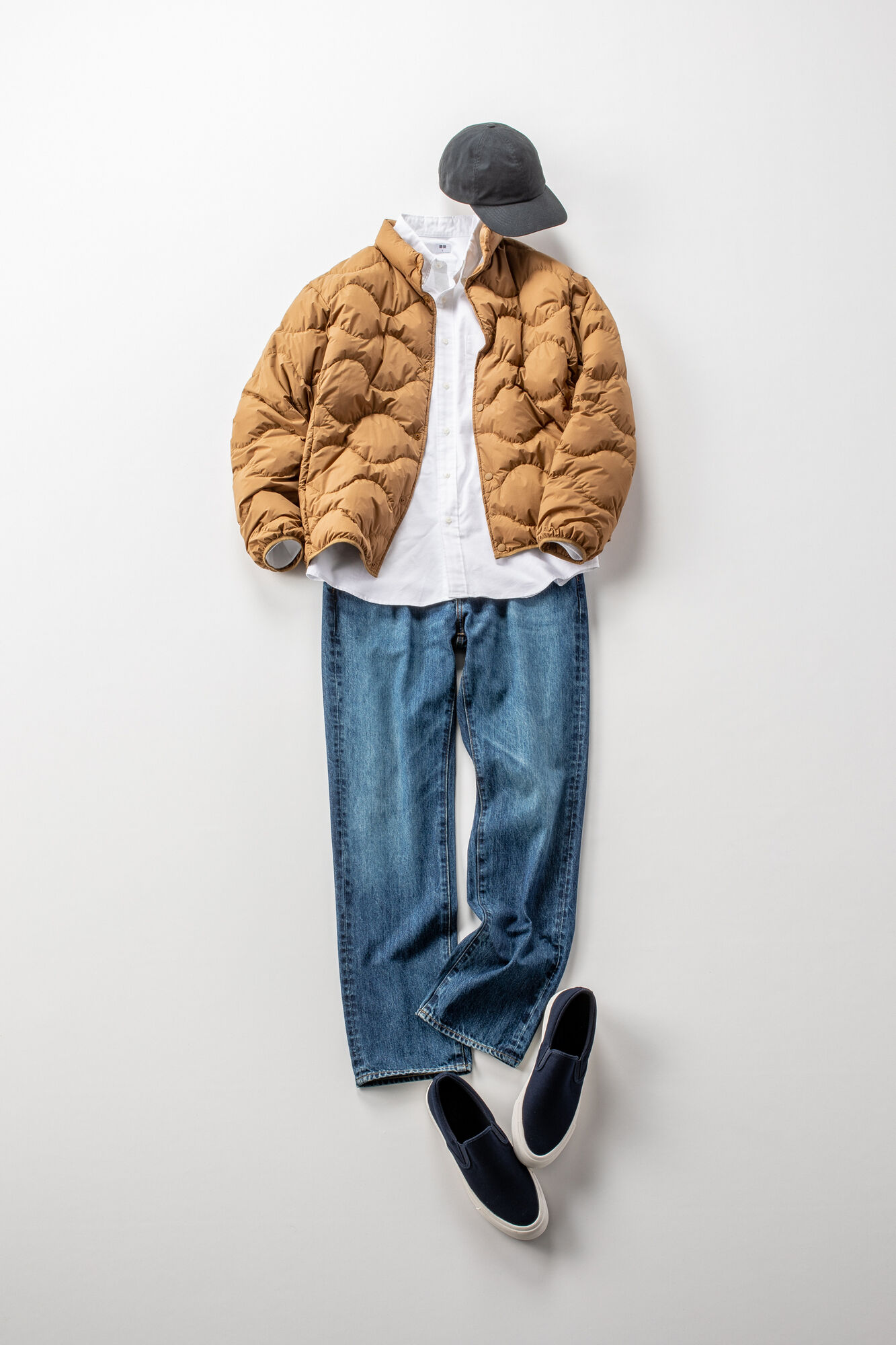 ジーンズにシャツとダウンを合わせたスポーティーカジュアルなパパコーデ