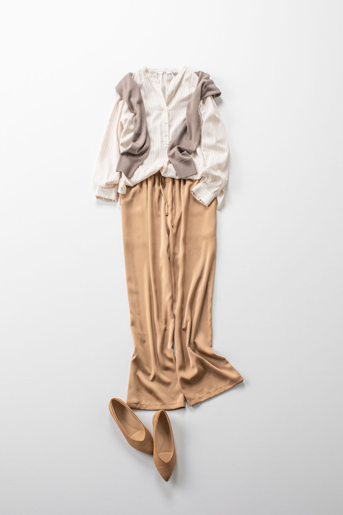 レーヨンブラウスにサテン素材のルームパンツ、カーディガンを肩掛けしたレディースコーデ