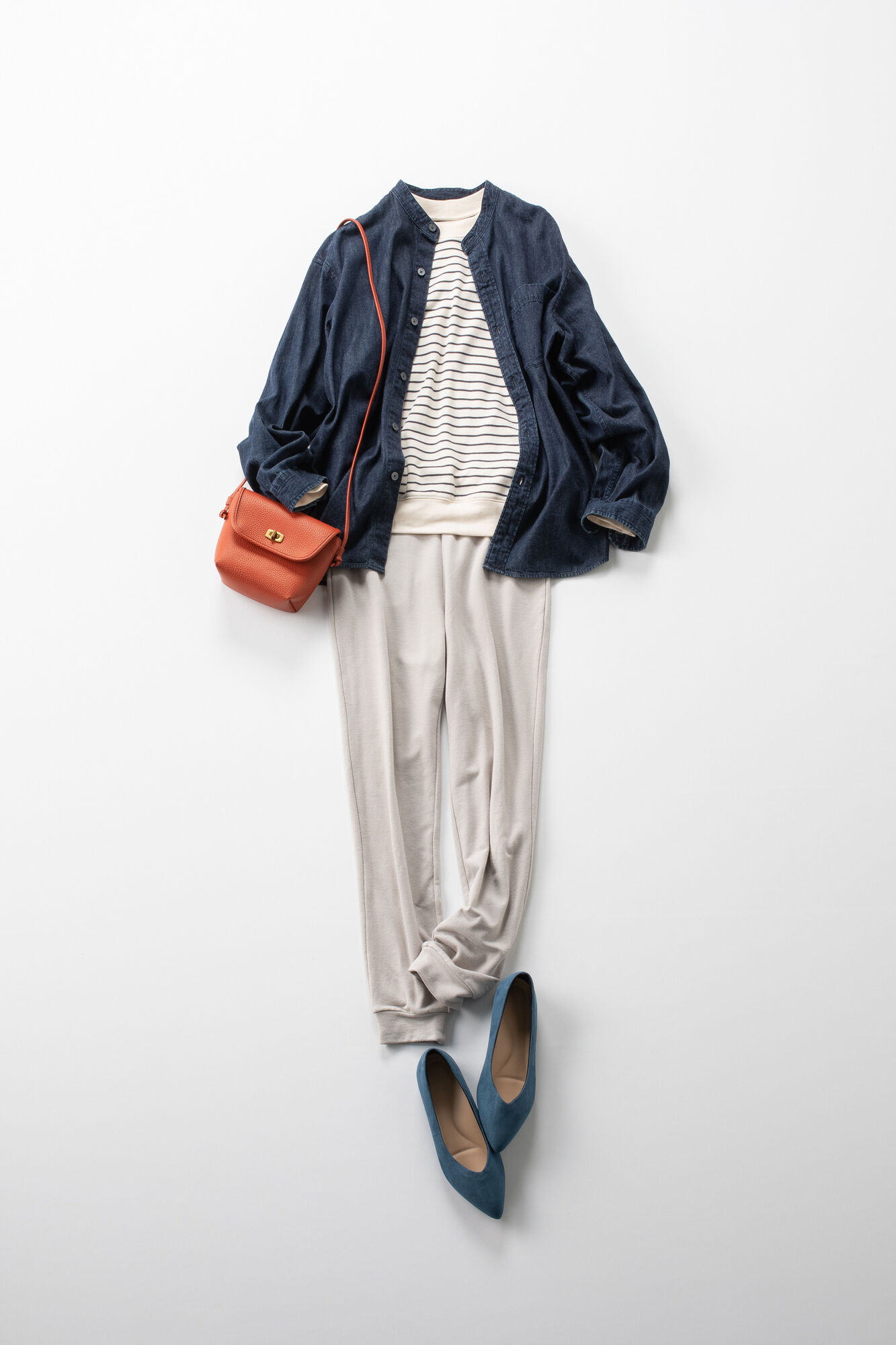 ルームセットにデニムシャツを羽織り、バッグ、フラットパンプスを合わせたレディースコーデ