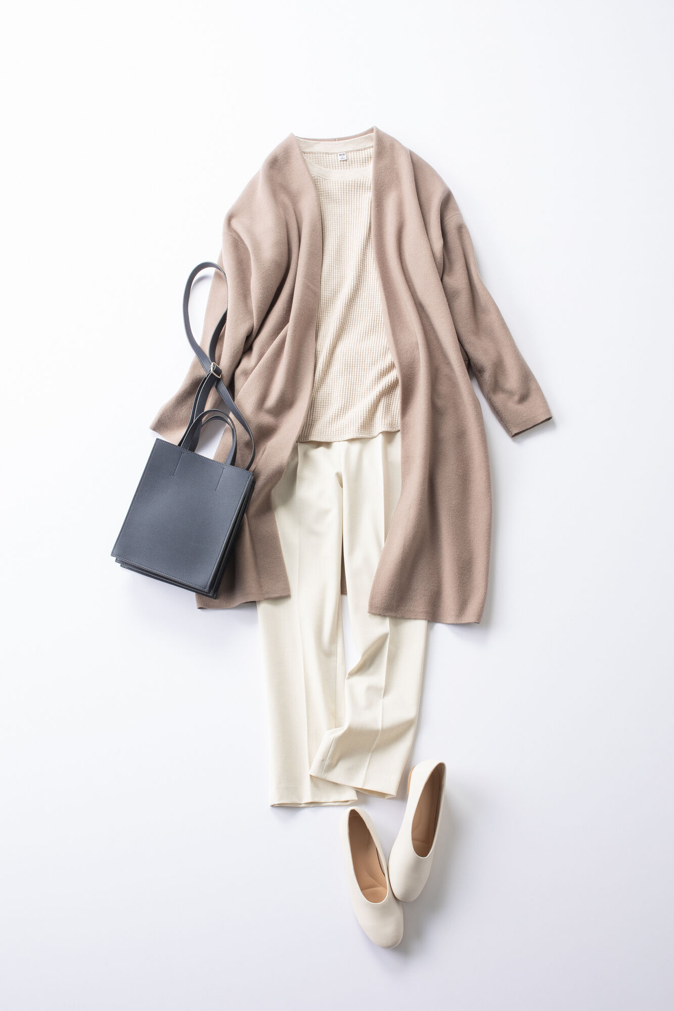 ベージュのロングカーデを使ったレディースのグラデーションコーデ。