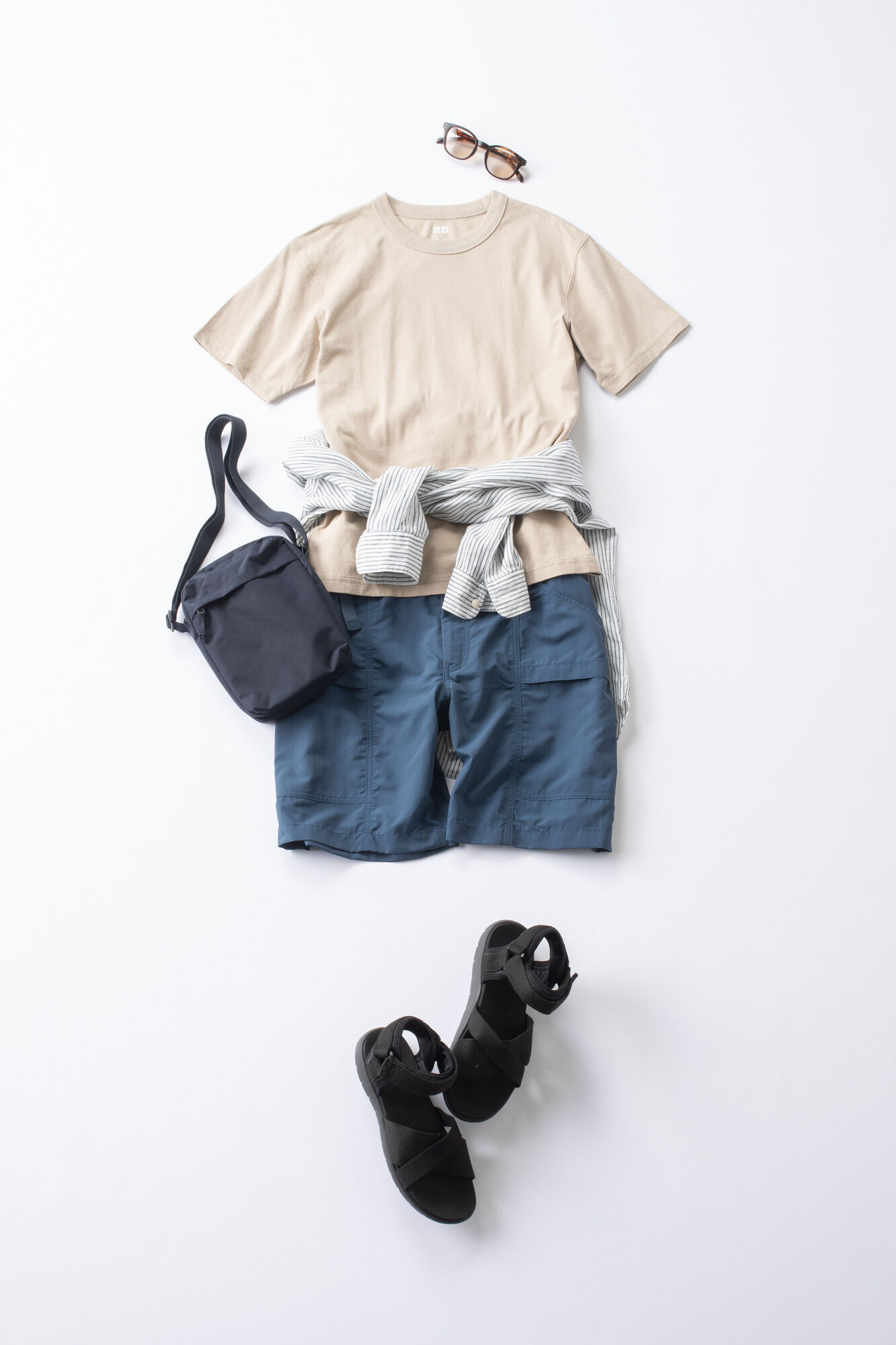 ベージュのTシャツにショートパンツをあわせたメンズの夏コーデ。