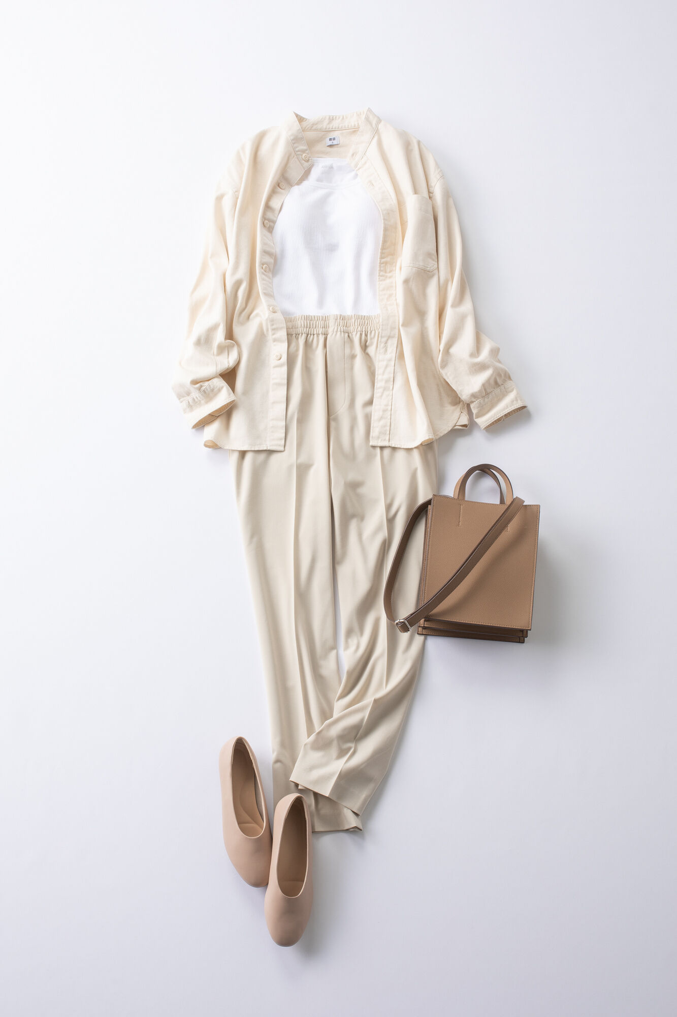 ブラトップにシャツ、ベージュのワイドパンツのレディースの夏コーデ。