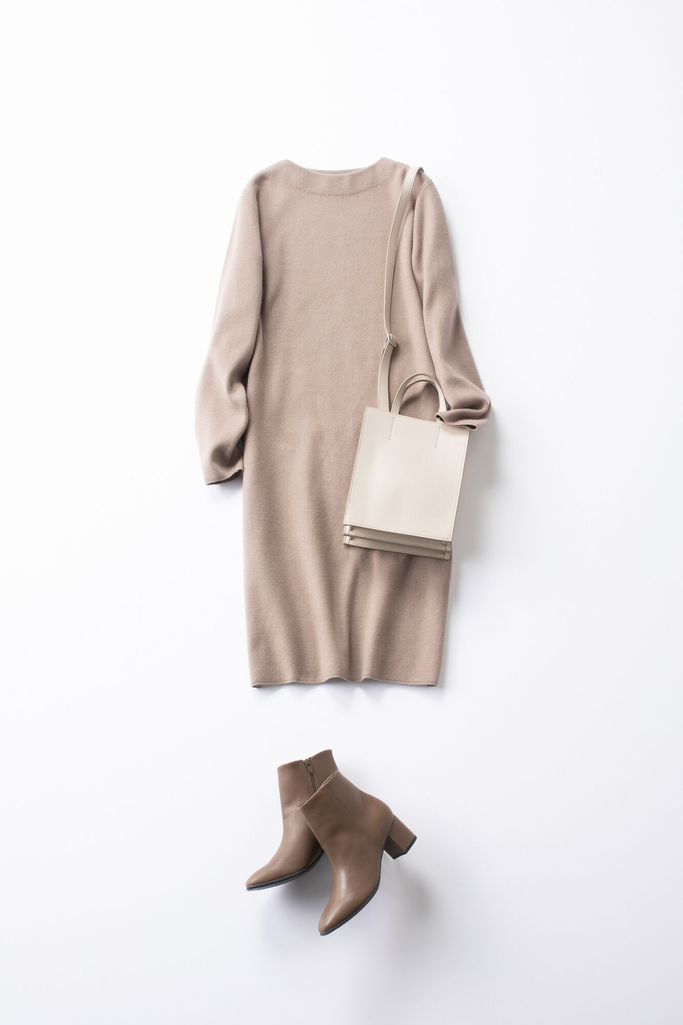 ニットワンピースと小物をベージュトーンのグラデーションでまとめたレディースコーデ。