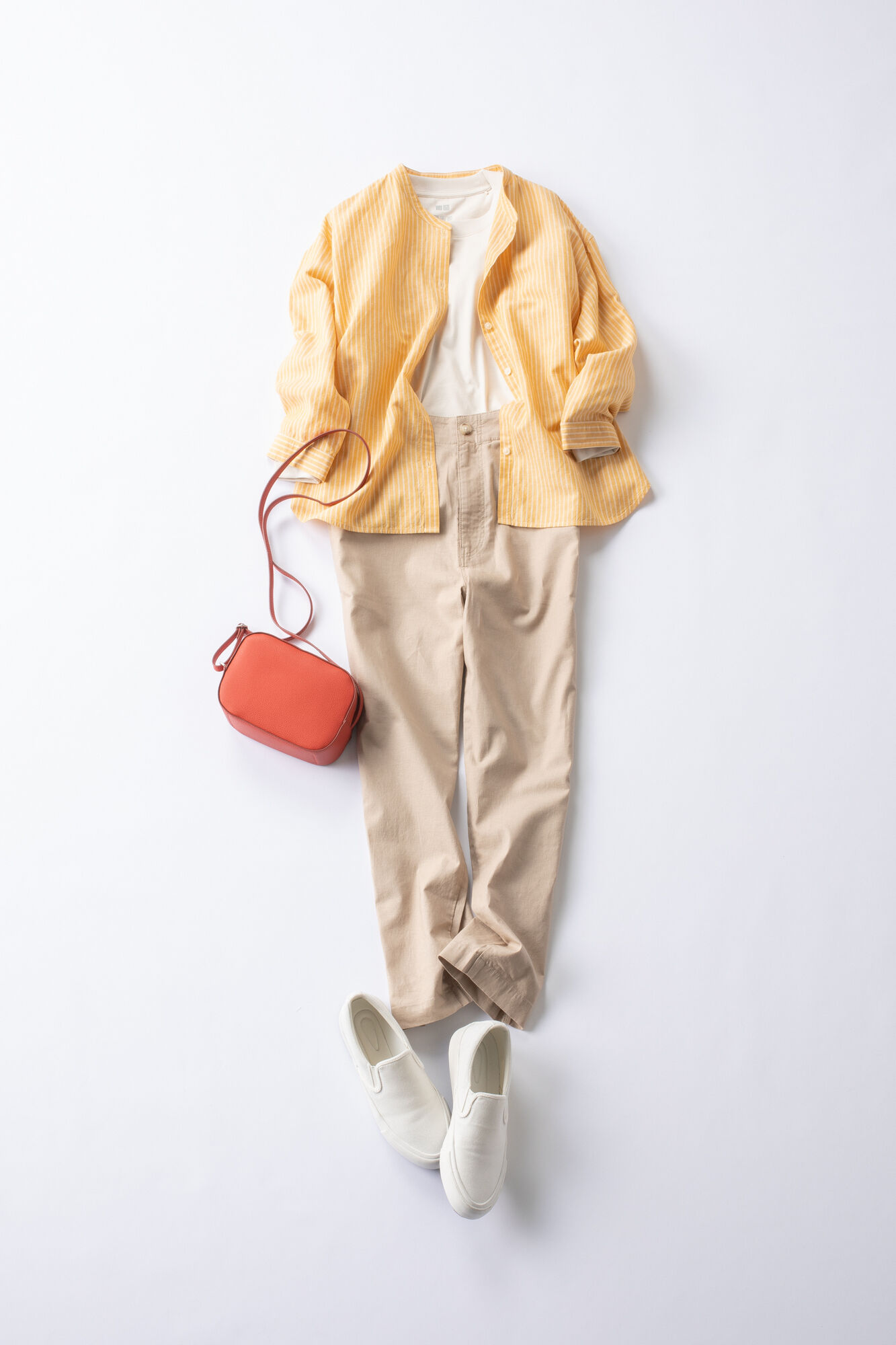 ベージュのロングTシャツにシャツをさらりと羽織ったベージュのレディーズコーデ。