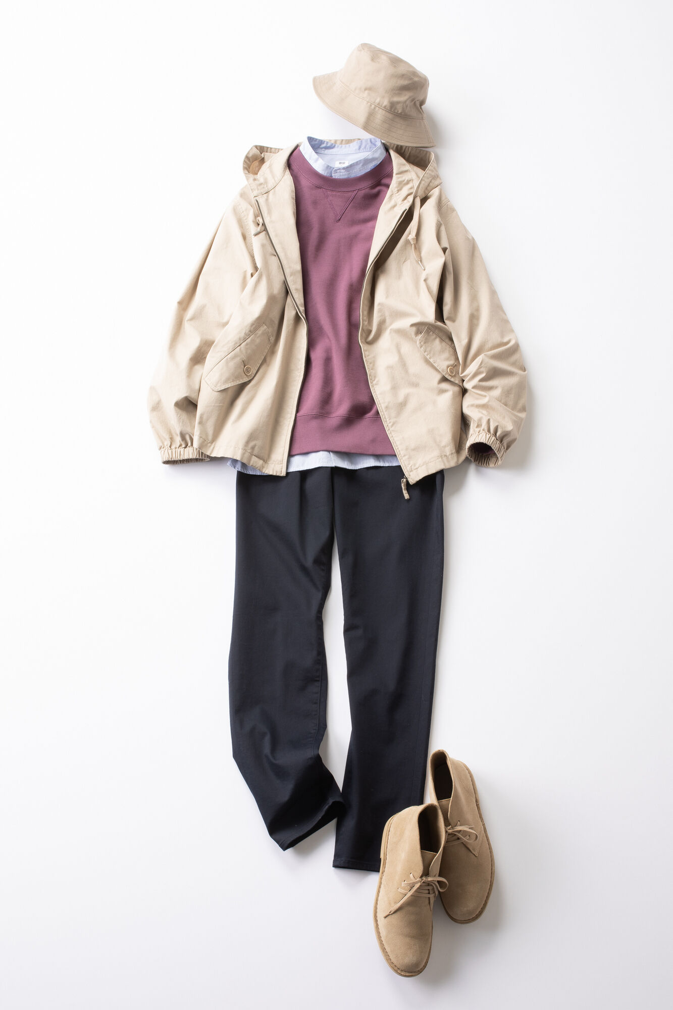 スウェットとジーンズにベージュのマウンテンパーカを羽織ったメンズコーデ。