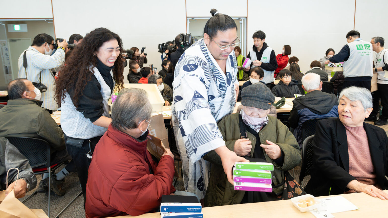 Image of Tochinobori handing out HEATTECH products to participants