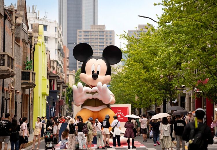 UNIQLO Parties with Disney