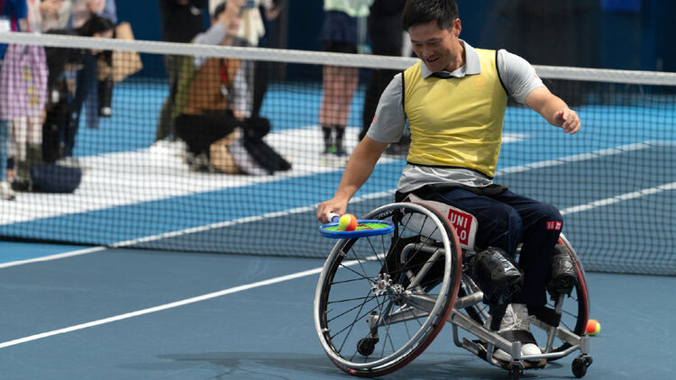 An image of Shingo Kunieda playing tennis.