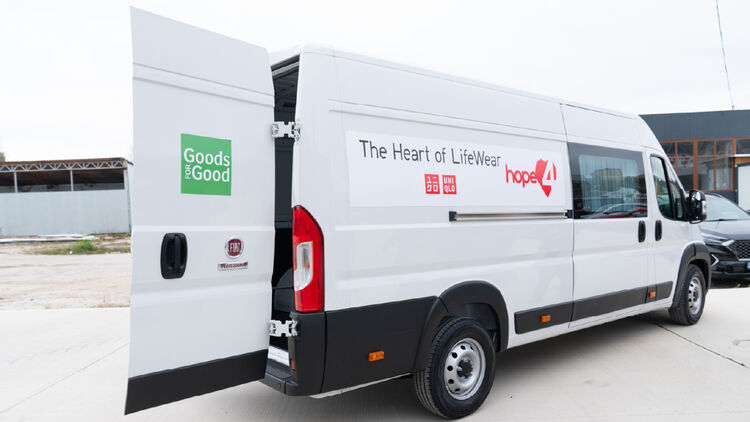 Image of a truck for transporting HEATTECH items and other clothing items