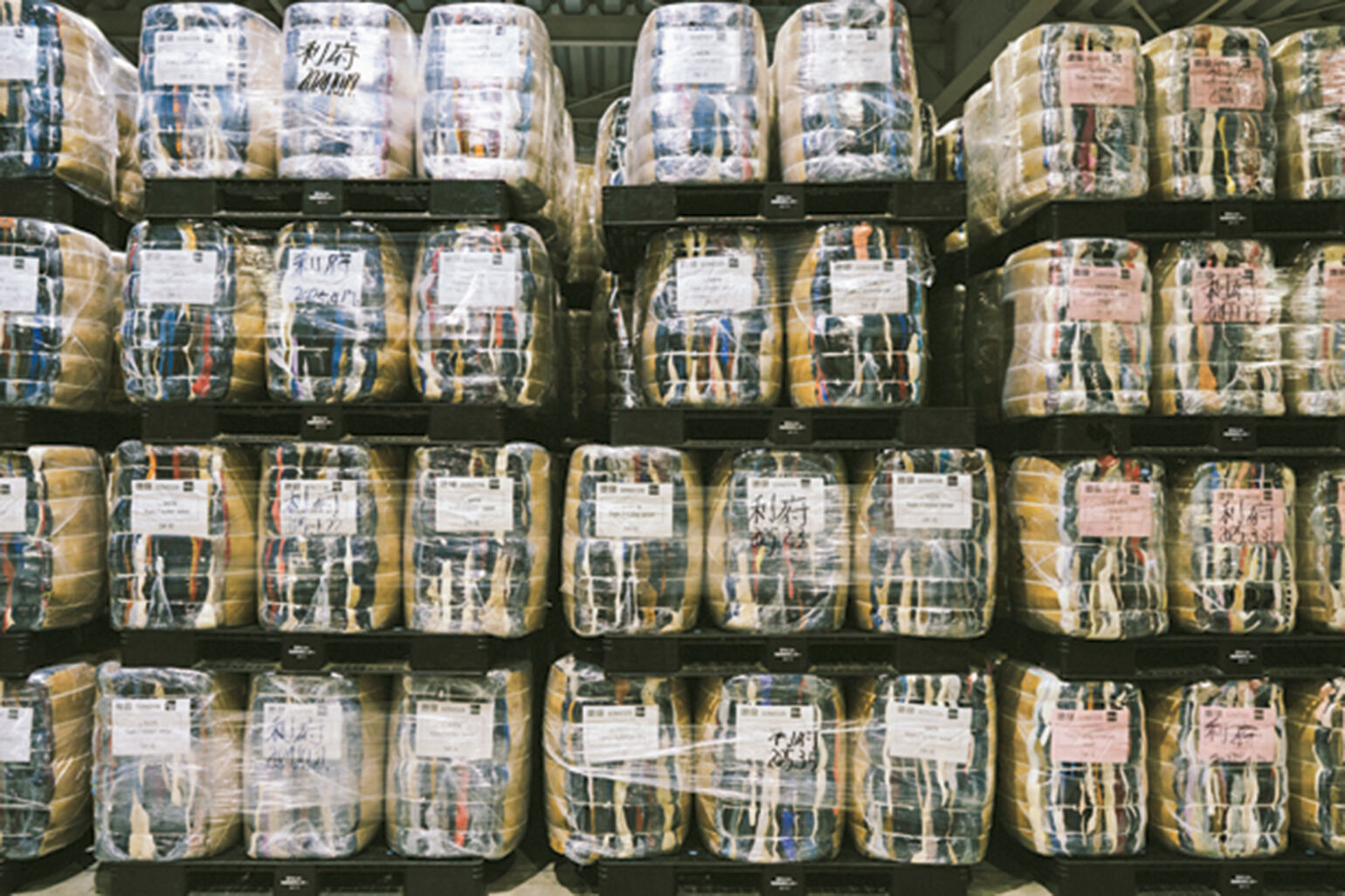 ภาพของเสื้อผ้าที่ได้รับบริจาคกองสุมกันเป็นภูเขา