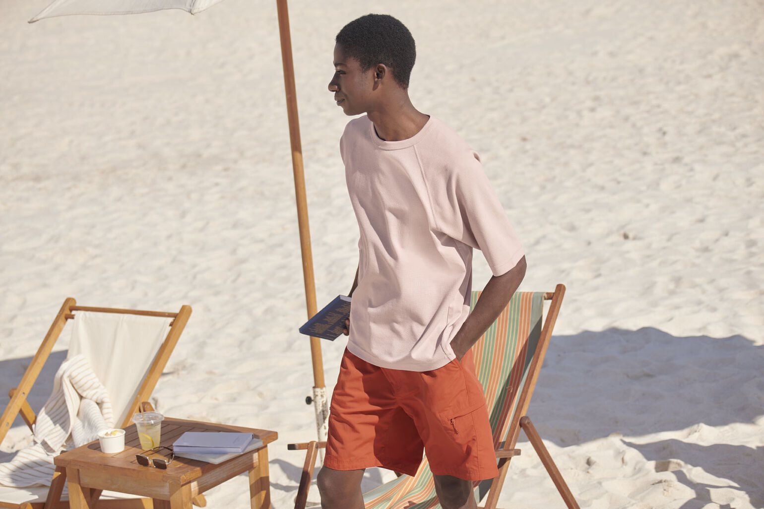 แต่งตัวไปทะเลด้วยเสื้อยืดผู้ชายสีพื้น แมตช์กับกางเกงขาสั้นสีเอิร์ธโทน