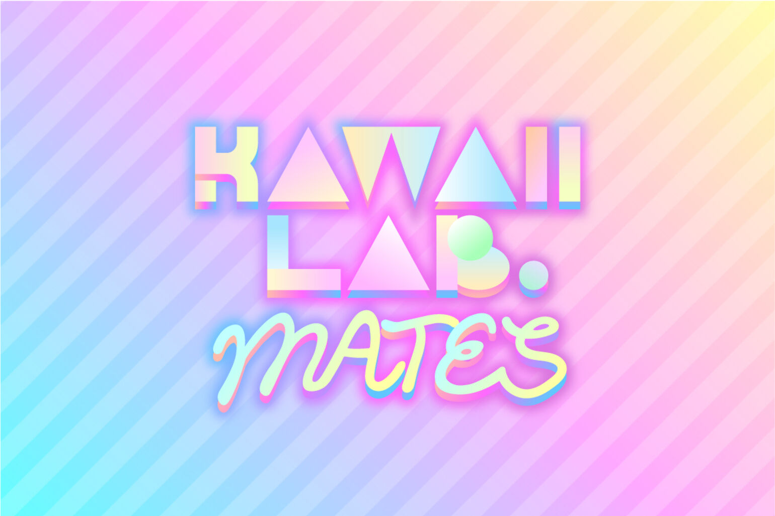 โลโก้ KAWAII LAB MATES มาพร้อมตัวอักษรสไตล์เรขาคณิตสีพาสเทลไล่ระดับ พื้นหลังเป็นลายทางมุมทแยงสีพาสเทลโทนชมพู ฟ้าอ่อน และเหลือง