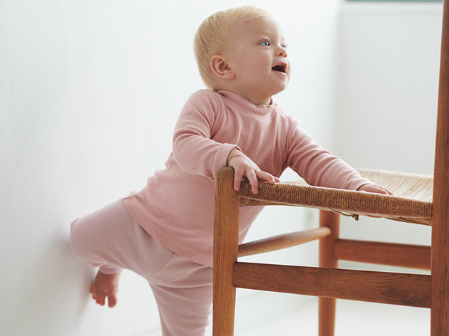 12個月新生兒 開始步行，可選擇較方便穿脫好活動的內搭褲。
