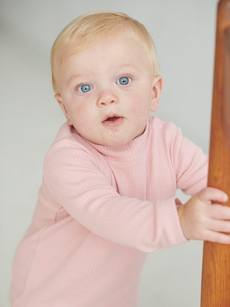 12個月新生兒 開始步行，可選擇較方便穿脫好活動的內搭褲。