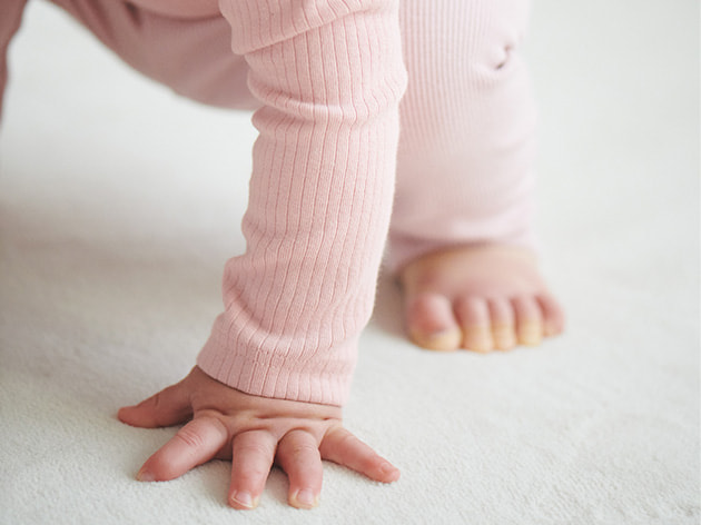 12個月新生兒 開始步行，可選擇較方便穿脫好活動的內搭褲。