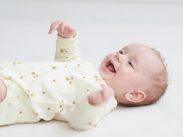 3個月新生兒 從揮手舉足開始身體活動，此時建議選用前開式易穿脫的單品