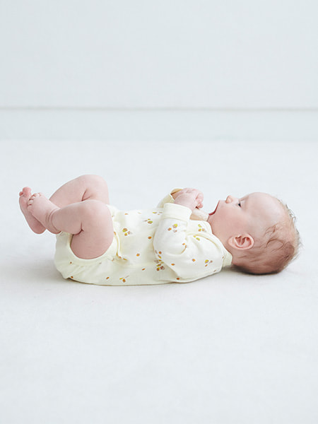 3個月新生兒 從揮手舉足開始身體活動，此時建議選用前開式易穿脫的單品