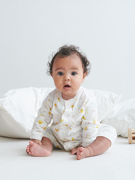 6個月新生兒 開始翻身、坐起拓展新世界，建議選用伸縮彈性佳的單品