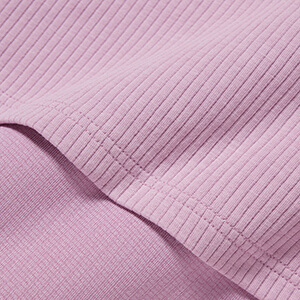 擁有棉材質的外觀及光滑舒適膚觸。表面為羅紋質地，單穿也能輕鬆搭配。