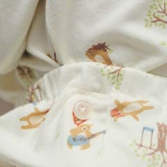 附有上下固定鈕扣，不會露出小肚肚。