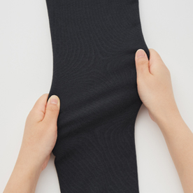 無論跑步、蹲下等各種身體活動皆能輕鬆舒適。好穿易活動的特級彈性材質。