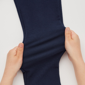 自由伸縮延展，舒適不束縛。上半身採用華夫格材質，觸感輕盈，舒適感升級。