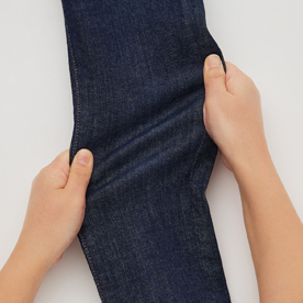 無論跑步、蹲下等各種身體活動皆能輕鬆舒適。好穿易活動的特級彈性材質。