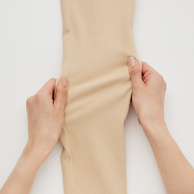 無論跑步、蹲下等各種身體活動皆能輕鬆舒適。好穿易活動的特級彈性材質。