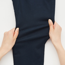 無論跑步、蹲下等各種身體活動皆能輕鬆舒適。好穿易活動的特級彈性材質。