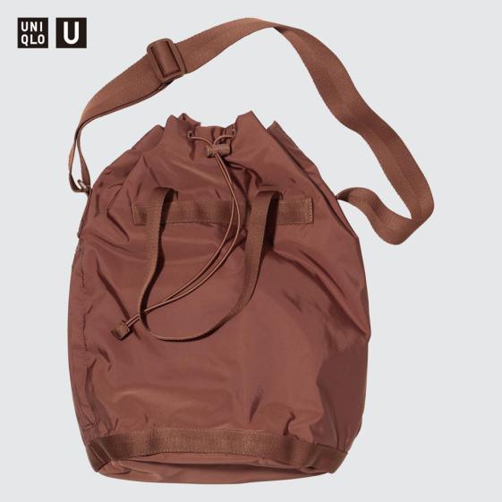 Tote bag uniqlo 水桶 包 斷貨預警 UNIQLO大容量 帆布神袋 將登場 男女通用高級感設計 6大內袋 抽繩一拉變水桶包