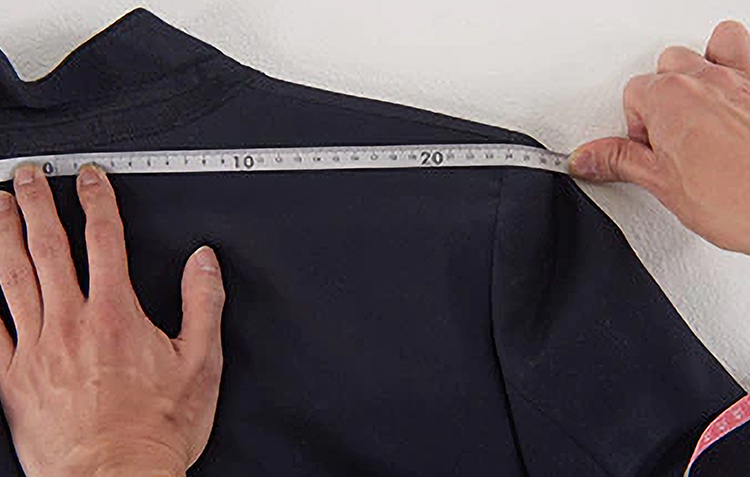 從頸部到肩膀的長度