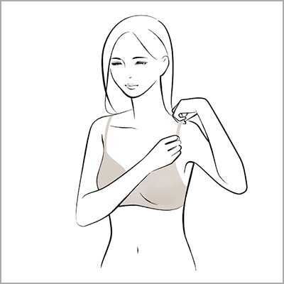 挺起上半身，調整肩帶。右胸也以相同步驟穿上。