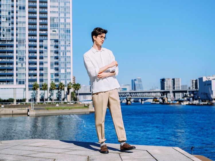 Man wearing a white linen shirt and a beige chino trouser