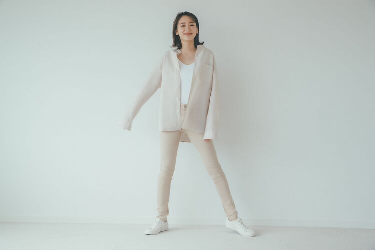 Woman wearing a grandad collar linen shirt and jeans