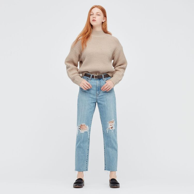 woman wearing UNIQLO mom jeans with beige jumper