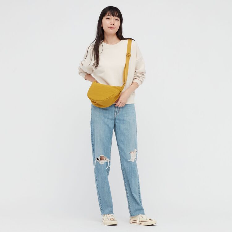 women wearing UNIQLO mom jeans and cream T-shirt