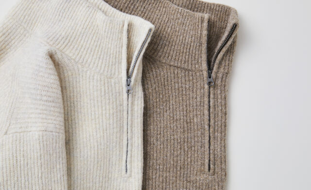 UNIQLO soufflé knits in off-white and natural colours