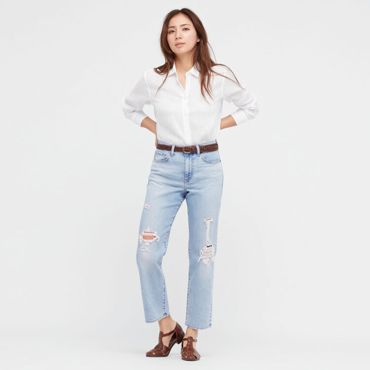 woman wearing UNIQLO ripped jeans, linen shirt and leather belt