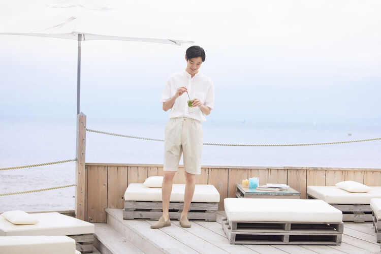 man wearing UNIQLO linen shorts