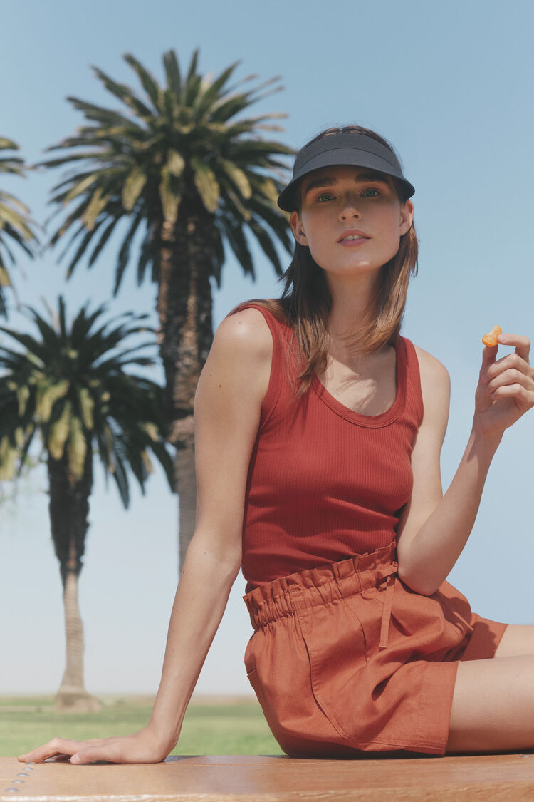 woman wearing UNIQLO linen shorts