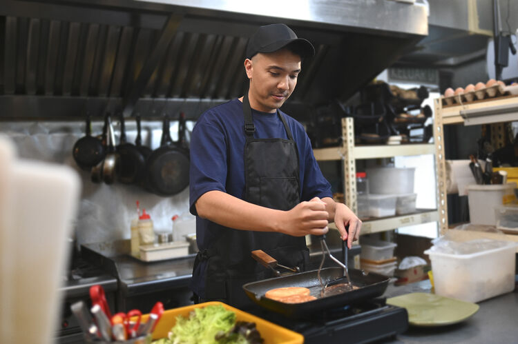 man wearing UNIQLO AIRism